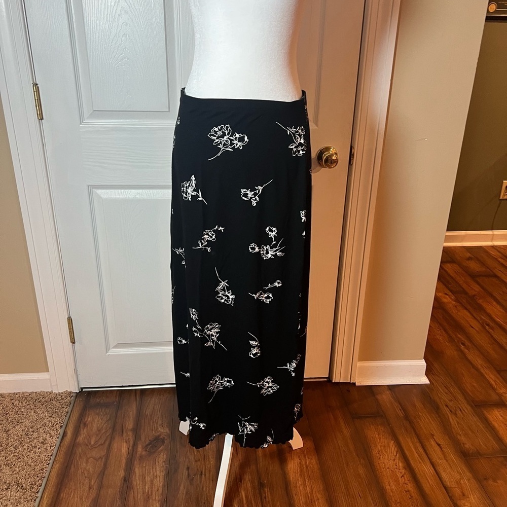 Emma James Liz Claiborne Women's Size M Black White Floral Maxi Skirt Scalloped